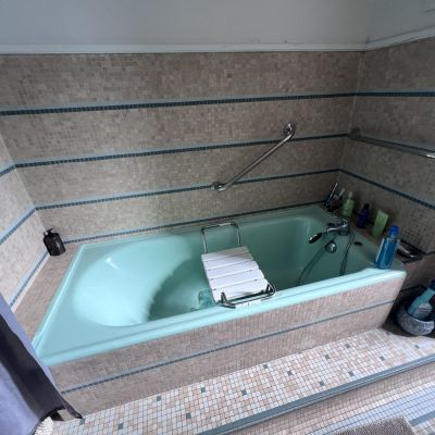 Rénovation d'une salle de bain à Bordeaux. Adaptation de la salle de bain pour des personnes âgées. Création d'une douche en remplacement de la baignoire.