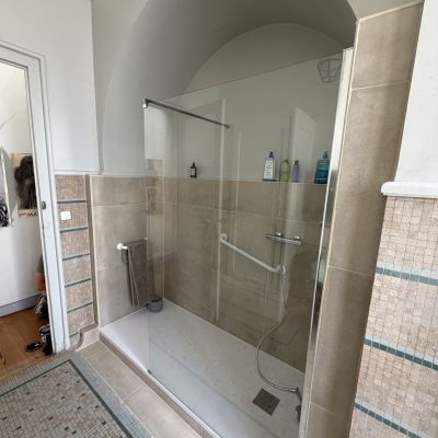 Rénovation d'une salle de bain à Bordeaux. Adaptation de la salle de bain pour des personnes âgées. Création d'une douche en remplacement de la baignoire.