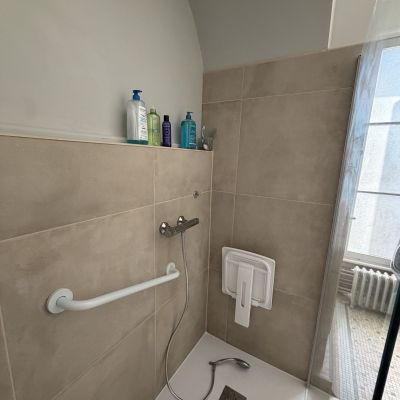Rénovation d'une salle de bain à Bordeaux. Adaptation de la salle de bain pour des personnes âgées. Création d'une douche en remplacement de la baignoire.