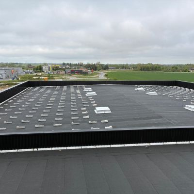 Installation des plots avant la pose des panneaux photovoltaïques